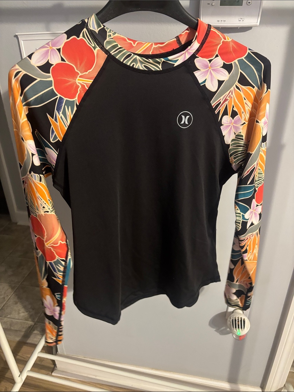 Hurley UPF 50+ Black Rash Guard Floral Print Sleeves Medium